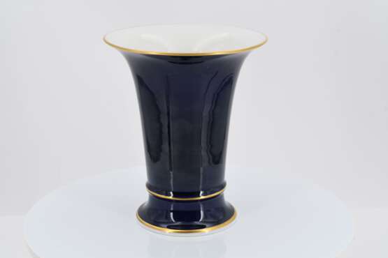 Konvolut von 2 Vasen und 2 Tellern mit kobaltblauem Fond - Foto 8