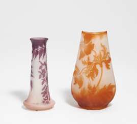 2 Vasen mit floralem Dekor