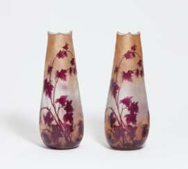 Paar große Vasen mit Blattdekor