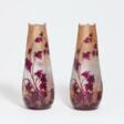 Paar große Vasen mit Blattdekor - Auktionsarchiv