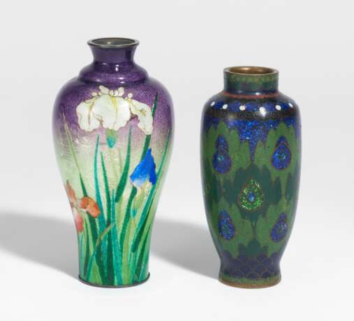 Zwei kleine Vasen mit Cloisonnédekor - photo 1