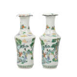 Paar famille verte-Vasen. CHINA, 19. Jh., - Foto 1