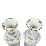 Paar famille verte-Vasen. CHINA, 19. Jh., - Foto 6
