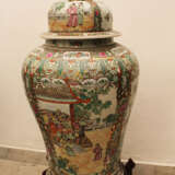 Pair of Cantonese Familie Verte Guardian Vases - photo 3