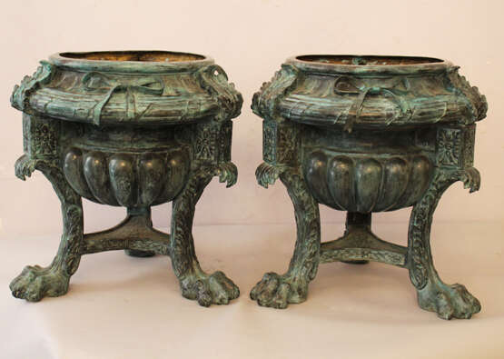 Pair of large bronze containers - photo 1