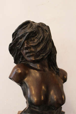Bronze Sculpture of a Girl - фото 2