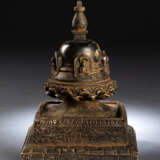 Votiv-Stupa aus Stein mit vier Buddhas - Foto 1