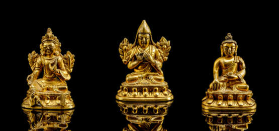 Drei feuervergoldete Bronzen von BUDDHA SHAKYAMUNI, TSONGKHAPA und ein Bodhisattva - Foto 1