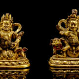 Zwei feuervergoldete Bronzen des Vaishravana auf Löwen mit Resten von Farbfassung - photo 1