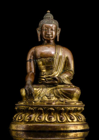 Partiell feuervergoldete und getriebene Figur des Buddha Shakyamuni auf einem Lotos - photo 1