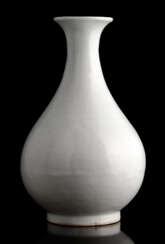 Weiss-glasierte 'Yuhuchun'-Vase mit eingeritztem Drachendekor