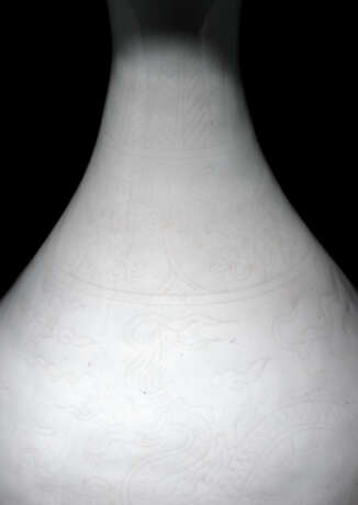 Weiss-glasierte 'Yuhuchun'-Vase mit eingeritztem Drachendekor - фото 2