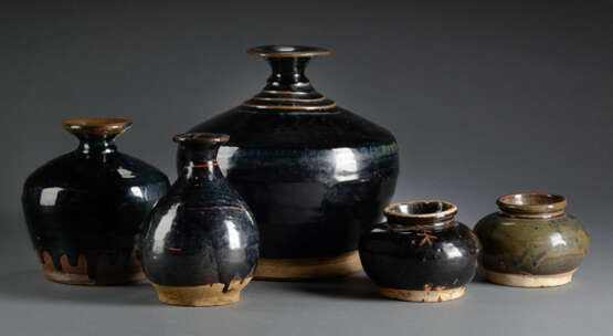 Gruppe von fünf Henan-Vasen mit schwarzbrauner Glasur - Foto 1