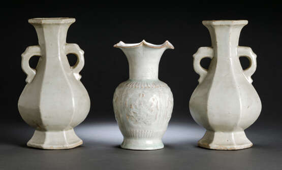 Qingbai-Vase mit passig gewelltem Rand und Vasenpaar mit leicht türkisfarbener Glasur - Foto 1