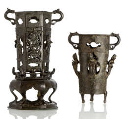 Zwei Pinselhalter aus Bronze mit Dekor von Unsterblichen in Durchbruch, einer mit Stand