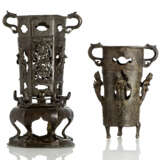 Zwei Pinselhalter aus Bronze mit Dekor von Unsterblichen in Durchbruch, einer mit Stand - фото 1