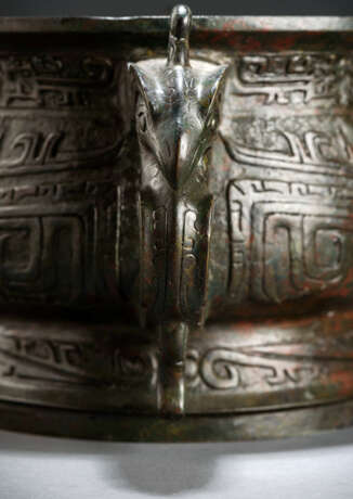 Gui aus Bronze im archaischen Stil mit Vogeldekor, teilweise grün-rötlich patiniert - photo 2