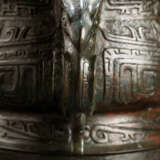 Gui aus Bronze im archaischen Stil mit Vogeldekor, teilweise grün-rötlich patiniert - фото 2