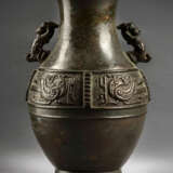 'Hu'-Vase aus Bronze mit Drachendekor aus Silbereinlagen - Foto 1