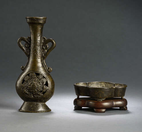 Weihrauchbrenner aus Bronze auf Holzstand und durchbrochen gearbeitete Vase aus Bronze - photo 1