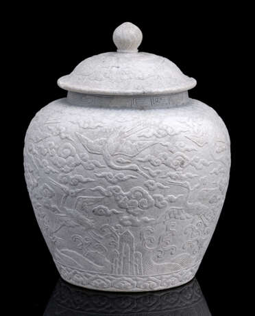 Seltene Marmor-Deckelvase mit Dekor von Kranichen zwischen Wolken - фото 1
