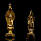 Zwei feuervergoldete Bronzen von Buddha bzw. Padmapani - photo 1