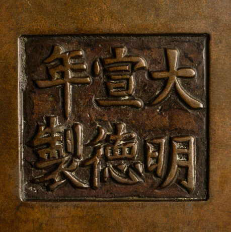 Gedrückt gebauchter Weihrauchbrenner aus Bronze auf vier Beinen mit Holzstand und Deckel - Foto 2