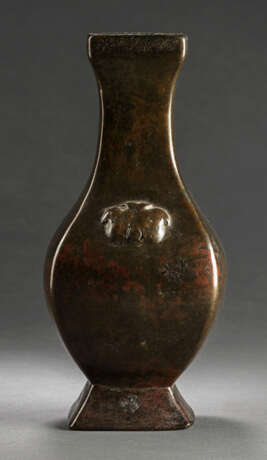 'Hu'-förmige Vase aus Bronze mit Maskenrelief an den Seiten - Foto 1