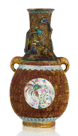 Ungewöhnliche Vase aus Porzellan mit Hals in feuervergoldeter Bronze mit Cloisonné-Dekor - фото 1