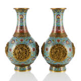 Paar Cloisonné-Vasen mit vier in Durchbruch gearbeiteten Drachenmedaillons - photo 1