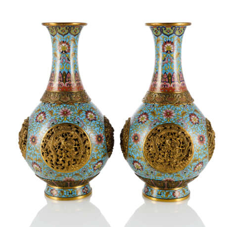 Paar Cloisonné-Vasen mit vier in Durchbruch gearbeiteten Drachenmedaillons - фото 1