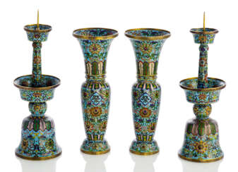 Paar Cloisonné-Vasen und ein Paar Kerzenleuchter mit Aufschriften