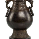 Vase aus Bronze im archaischen Stil mit Ringhandhaben - Foto 1