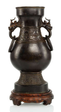 Vase aus Bronze im archaischen Stil mit Ringhandhaben - photo 1