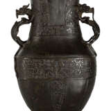 'Hu'-förmige Bronzevase mit archaistischem Dekor und zwei drachenförmigen Handhaben - photo 1