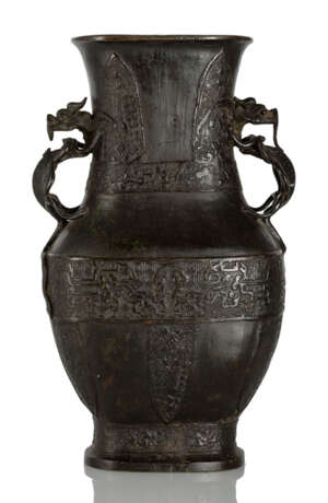 'Hu'-förmige Bronzevase mit archaistischem Dekor und zwei drachenförmigen Handhaben - photo 1