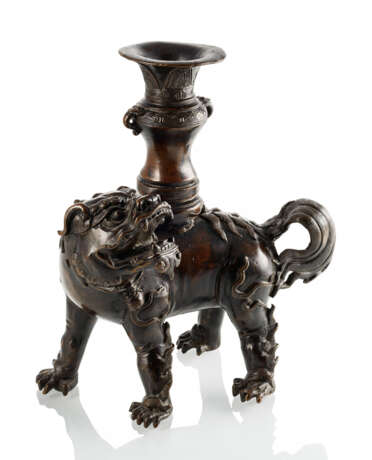 Löwe mit Vasenaufsatz für einen Altar aus Bronze mit schöner Alterspatina - photo 1