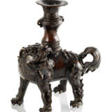 Löwe mit Vasenaufsatz für einen Altar aus Bronze mit schöner Alterspatina - Foto 1