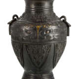 Hu-förmige Vase im archaischen Stil aus Bronze mit partieller Vergoldung - фото 1