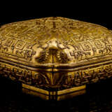 Feuervergoldete Deckeldose aus Bronze mit Lotosdekor - photo 2