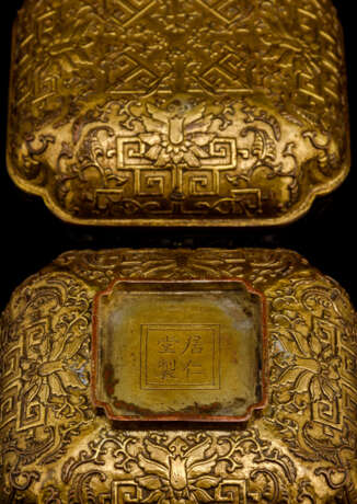 Feuervergoldete Deckeldose aus Bronze mit Lotosdekor - Foto 3