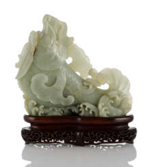 Vase aus blasser, seladonfarbener Jade in Form eines 'Drachenkarpfens'