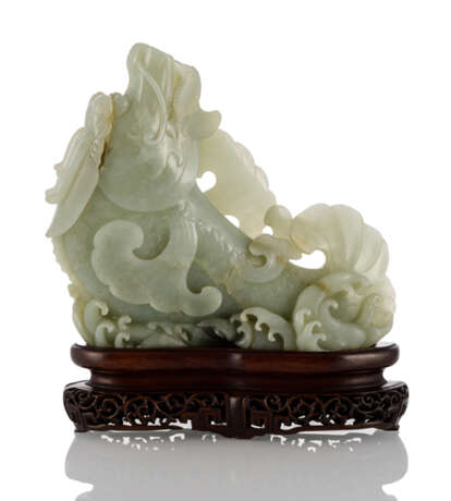 Vase aus blasser, seladonfarbener Jade in Form eines 'Drachenkarpfens' - Foto 1