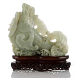 Vase aus blasser, seladonfarbener Jade in Form eines 'Drachenkarpfens' - photo 1