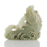 Vase aus blasser, seladonfarbener Jade in Form eines 'Drachenkarpfens' - Foto 2