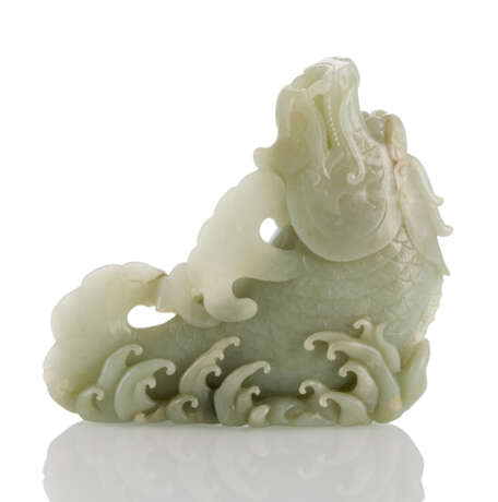 Vase aus blasser, seladonfarbener Jade in Form eines 'Drachenkarpfens' - photo 2