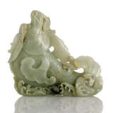 Vase aus blasser, seladonfarbener Jade in Form eines 'Drachenkarpfens' - фото 3