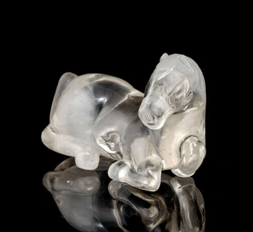 Liegendes Pferd aus transparentem Kristall mit feiner Gravur - фото 1