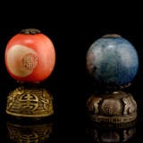 Zwei Abschlüsse von Mandarin-Hüten aus Elfenbein und Stein - Foto 1