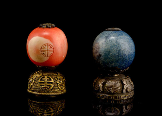 Zwei Abschlüsse von Mandarin-Hüten aus Elfenbein und Stein - Foto 1